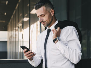 الألوان الداكنة والهادئة تناسب العمل في مكاتب المحاماة والمالية (shutterstock.com)

