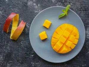 قشر المانجو غني بالعديد من المركبات التي تساعد على منع تراكم الدهون (shutterstock.com)
