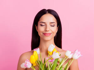 هناك مجموعة من الأطعمة التي تمنح الجسم رائحة زكية (shutterstock.com)
