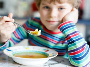 اعتمدي على تقديم الأطعمة الدافئة لطفلك وتقديم له الحساء (shutterstock.com)
