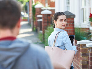 توقفي عن تعقب تحركاته على مواقع التواصل الاجتماعي  (shutterstock.com)
