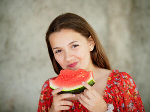 يعمل البطيخ على ترطيب الجلد

