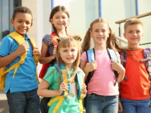 اختاري الحقيبة المدرسية التي تناسب جسم صفلك طولاً ووزناً (shutterstock.com)
