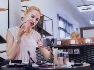 ضرورة استخدام كريم أساس أغمق بدرجة واحدة من لون البشرة الفاتحة (shutterstock.com)
