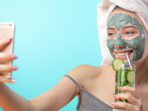 ينعش قناع الخيار لون البشرة ويساعد على توحيده (shutterstock.com)
