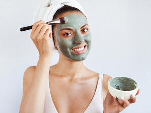 تطبيق أنواع الأقنعة الطبيعة على البشرة يتركها نقية وصافية (shutterstock.com)
