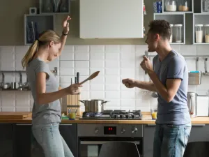 الإستماع للموسيقى، الغناء في المنزل أو السيارة والرقص، سيطلق طاقة تجعل الزوجان في مزاج أفضل (shutterstock.com)
