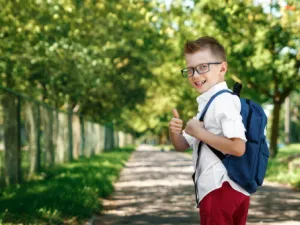 من الضروري أن يساعد الآباء أولادهم في تنظيم النوم قبل بدء الدراسة (shutterstock.com)
