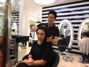 لا توجد قواعد لغسل الشعر، ويتحدد الأمر وفقا للشكل والطبيعة (shutterstock.com)
