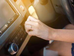 وصفات طبيعية لتبييض اليدين المسمرتين من قيادة السيارة (shutterstock.com)
