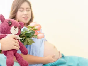 من المهم للأم أن تحصل على وقت للراحة الشخصية بعد الولادة (shutterstock.com)
