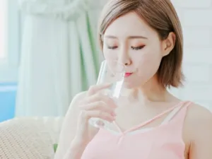 يعتقد البعض أن شرب الماء الدافئ على الريق يساعد على تذويب الدهون (shutterstock.com)
