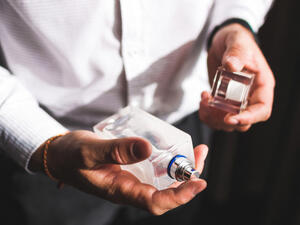  في الصيف حيث تلعب الحرارة المرتفعة دورها في تبخر جزيئات العطر  (shutterstock.com)
