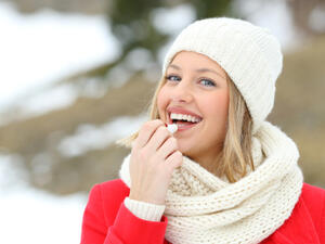 أفضل طريقة لتطبيق مرطبات الشفاه هو تطبيقها قبل النوم (shutterstock.com)
