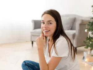 قومي بإغلاق الستائر الثقيلة طوال النهار خاصة في أوقات الشمس الحارقة. (shutterstock.com)

