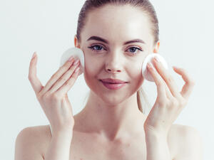 من المعروف أن مستحضرات المكياج تحتوي في العادة على مواد قد تسبب الجفاف للبشرة (shutterstock.com)
