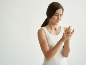 أحذر الجلوس فى التكيف فور الأستعمال وعليك بالتدفئة لوقت أطول حسب الإستعمال (shutterstock.com)
