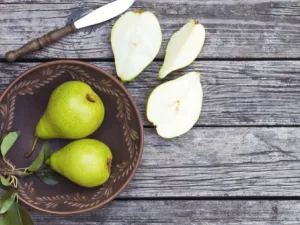 محتوى الإجاص العالي منحمض الفوليكي جعله هاماً للحامل (shutterstock.com)
