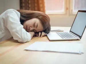 الشعور بالإجهاد الدائم من العلامات الأكثر شيوعًا لنقص الحديد (shutterstock.com)
