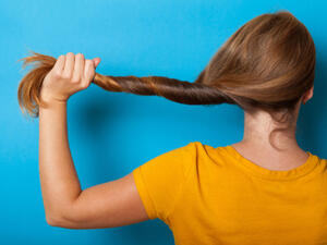 لا تنسي إن اتباع نظام غذائي صحي يساعدك للحصول على شعر صحي (shutterstock.com)
