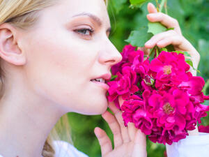 تتسبب البشرة الدهنية في بعض الأحيان حدوث حب الشباب (shutterstock.com)
