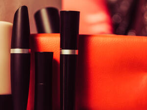 عندما تجفّ الماسكرا، لا ترميها في القمامة. (shutterstock.com)
