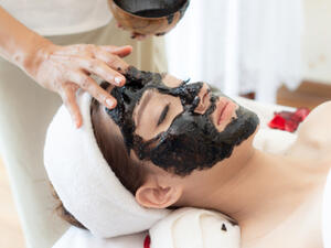 يعمل قناع الفحم على علاج حب الشباب (shutterstock.com)
