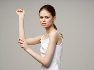 10 تقنيات سهلة وفعالة للغاية لمساعدتك على تغذية بشرتك وإزالة البقع الداكنة. (shutterstock.com)
