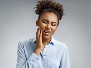 ربما يبدو الأمر سخيفًا لدى البعض ولكن يساهم البصل بشكل كبير في التخلص من آلام الأسنان (shutterstock.com)
