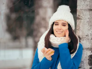 جفاف البشرة من المشاكل الجمالية الشائعة في فصل الشتاء (shutterstock.com)
