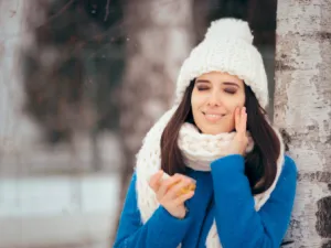 لا بد من الحفاظ على البشرة باستخدام قفازات اليدين والملابس المصنوعة من الصوف (shutterstock.com)
