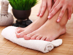 يفضل بعد تلك الخطوة ارتداء الجوارب القطنية لعناية فائقة (shutterstock.com)
