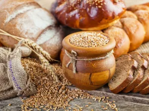 ينصح بالحرص على شراء الخبز والمعكرونة والمعجنات المصنوعة من القمح الكامل
