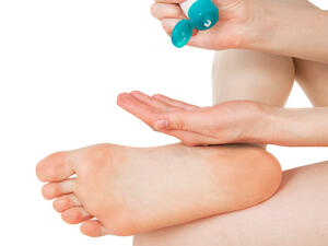 الجليسرين يعمل على ترطيب الكعب ويمنحه ملمساً أملساً