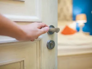 ترك باب الغرفة مفتوحًا أثناء النوم يساعد الفرد على النوم بشكل أفضل (shutterstock.com)
