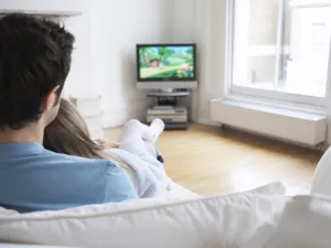 عندما يشاهد الإنسان البالغ أفلام الكرتون يشعر بالسعادة (shutterstock.com)
