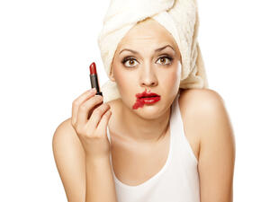 احذري منشراء أحمر الشفاه من دون اختبار مدى ملاءمته للون بشرتكِ (shutterstock.com)