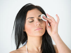 ينصح خبراء التجميل بتوزيع القليل من مزيل ماكياج العينين على قطعة صغيرة من القطن (shutterstock.com)
