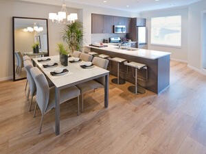 تتمتع غرفة الطعام بعوامل الراحة وذلك من خلال اختيار أثاث مناسب لمساحة الغرفة تتمتع غرفة الطعام بعوامل الراحة وذلك من خلال اختيار أثاث مناسب لمساحة الغرفة