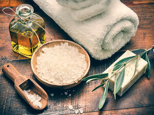 زيت الزيتون من العناصر المستخدمة في ترطيب البشرة والشعر منذ زمن بعيد