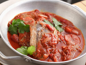 سمك التونة بصلصة البندورة (shutterstock.com)
