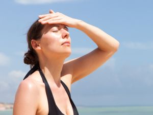 يختلف مظهر الجلد المصاب بحساسية الشمس بشكل كبير حسب الاضطراب (shutterstock.com)
