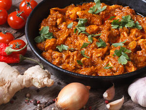 طريقة تحضير الدجاج بالكاري والطماطم (shutterstock.com)
