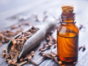 يستخدم زيت القرنفل كعلاج قوي وفعال للتخلص من حب الشباب (shutterstock.com)
