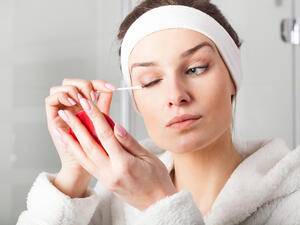 يمكن الاستعانة بالحليب السائل لإزالة المكياج بطريقة سهلة (shutterstock.com)
