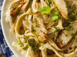 معكرونة مع الدجاج والكريما (shutterstock.com)