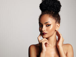 هناك دومًا قواعد وحيل مخصّصة لتطبيق المكياج الخاص بالبشرة السمراء (shutterstock.com)
