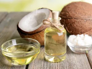 يمكنك صنع شامبو للشعر السميك أو الجاف بإستعمال جوز الهند  (shutterstock.com)
