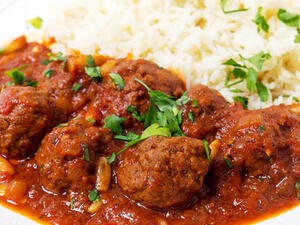  الكفتة الحارة بصوص الطماطم (shutterstock.com)
