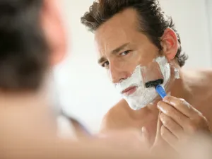 دائماً ما يحذر متخصصو الحلاقة الرجال من استخدام صابون اليدين في حلاقة اللحية (shutterstock.com)
